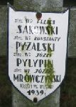 Konstanty Pyzalski upami�tniony na imiennej tabliczce epitafijnej na jednej z mogi� zbiorowych kwatery wojennej na cm. parafialnym w Juliopolu (fot. Marcin Prengowski).