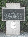 Por. Marian Jan Ostaszewski upami�tniony na imiennej tablicy epitafijnej na mogile zbiorowej w obr�bie kwatery wojennej �o�nierzy Wojska Polskiego na cmentarzu parafialnym w Cyrusowej Woli. Stan z dn. 21.09.2013r. (fot. B�a�ej Kucharski).
