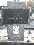 Strz. Jan Zalewski upami�tniony na imiennej tablicy epitafijnej na mogile zbiorowej w obr�bie kwatery wojennej �o�nierzy Wojska Polskiego na cmentarzu parafialnym w Dmosinie. Stan z dn. 19.10.2013r. (fot. B�a�ej Kucharski).