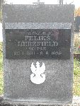Strz. Feliks Herzfield upami�tniony na imiennej tablicy epitafijnej na mogile zbiorowej w obr�bie kwatery wojennej �o�nierzy Wojska Polskiego na cmentarzu parafialnym w Dmosinie. Stan z dn. 19.10.2013r. (fot. B�a�ej Kucharski).