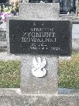 Strz. Zygmunt Kowalski upami�tniony na tablicy na mogile zbiorowej w obr�bie kwatery wojennej �o�nierzy Wojska Polskiego na cmentarzu parafialnym w Dmosinie.                    Stan z dn. 19.10.2013r. (fot. B�a�ej Kucharski).
