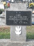 Szer. W�adys�aw Kobuszewski upami�tniony na tablicy na mogile zbiorowej w obr�bie kwatery wojennej �o�nierzy Wojska Polskiego na cmentarzu parafialnym w Dmosinie.                                           Stan z dn. 19.10.2013r. (fot. B�a�ej Kucharski).