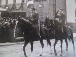 Defilada z okazji uroczysto�ci po�wi�cenia Domu �o�nierza im. Marsza�ka J�zefa Pi�sudskiego w Poznaniu, 19 marca 1939r. Pierwszy od lewej konno por. Stanis�aw Jakiel z 58. pp (fot. Kruszy�ski B., Kariery oficer�w w II Rzeczypospolitej, Pozna� 2011).