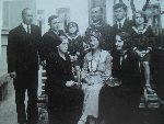 Kpt. Stanis�aw Hrycek (w mundurze) w gronie rodzinnym, Dobromil, 1935 r. (fot. za: B. Kruszy�ski, Kariery oficer�w w II Rzeczypospolitej, Pozna� 2011, udost�pni�: B�a�ej Kucharski).