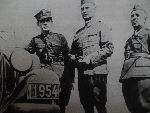 Gen. bryg. Roman Abraham (w �rodku) w towarzystwie rtm. Andrzeja de Myszki Cho�oniewskiego-Kost�rkiewicza (z lewej) i pp�k. Ludwika Sawickiego (z prawej) w dniu 14 wrze�nia w trakcie wyboru stanowisk ogniowych dla 7 dywizjonu artylerii konnej w Marysinie nad doln� Bzur� (fot. za: Abraham R., Wspomnienia wojenne znad Warty i Bzury, Warszawa 1969).