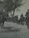 Rtm. Zbigniew Szacherski (z lewej) i  por. Edward Sobeski (z prawej) na czele II szwadron 7 psk w marszu z Biedruska do Poznania na defilad� (fot. za: Szacherski Z., Wierni Przysi�dze, Warszawa 1966).