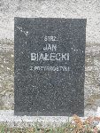 Strz. Jan Bia�ecki upami�tniony na jednej z imiennych tablic epitafijnych mogi�y zbiorowej na cmentarzu parafialnym w M�kolicach. Stan z dn. 2 maja 2015 r. (fot. B�a�ej Kucharski).