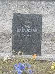 Strz. Jan Ratajczak upami�tniony na tablicy nagrobnej, na mogile zbiorowej, na cmentarzu parafii rzymskokatolickiej pw. �w. Wojciecha, biskupa i m�czennika,                              w M�kolicach. Stan z dn. 02.05.2015 r.                                  (fot. B�a�ej Kucharski). 