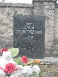 Strz. Chaim Zylbersztain upami�tniony na tablicy nagrobnej, na mogile zbiorowej, na cmentarzu parafii rzymskokatolickiej pw. �w. Wojciecha, biskupa                                                       i m�czennika, w M�kolicach. Stan z dn. 02.05.2015 r.      (fot. B�a�ej Kucharski). 