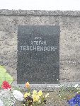 Kpr. Stefan Teschendorf upami�tniony na tablicy nagrobnej, na mogile zbiorowej, na cmentarzu parafii rzymskokatolickiej pw. �w. Wojciecha, biskupa                                                       i m�czennika, w M�kolicach. Stan z dn. 02.05.2015 r.            (fot. B�a�ej Kucharski). 