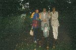 Siostrzenice strz. Wiktora Nowaka przy jego mogile w obr�bie kwatery wojennej na cmentarzu parafialnym w Rybnie, 2002 r. (fot. ze zb. rodzinnych).