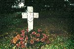 Strz. Wiktor Nowak upami�tniony na imiennej tabliczce epitafijnej na jednej z mogi� kwatery wojennej na cmentarzu parafialnym w Rybnie. Stan z ok. 1988 r., tj. z czasu kolejnej wizyty cz�onk�w rodziny pochowanego (fot. ze zb. rodzinnych).