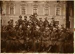 Stanis�aw Marian Kowalski (oznaczony znakiem "x") podczas s�u�by wojskowej w 1 pu�ku strzelc�w podhala�skich w Nowym S�czu, po�owa lat 30. XX w. (fot. ze zb. rodzinnych).