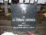 Kpt. Tomasz Lisiewicz upami�tniony na imiennej tablicy epitafijnej na jednej z mogi� zbiorowych kwatery wojennej na cmentarzu parafialnym w �ychlinie, Al. Rac�awickie. Stan z dn. 6 listopada 2010 r. (fot. Tomasz Fija�kowski).