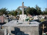 Gr�b rodzinny na cmentarzu parafialnym w Oporowie - miejsce spoczynku kpr. J�zefa Tarki. Stan z dn. 11. 09. 2011 r. (fot. Witold Rapsiewicz).