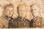 Antoni Gutkowski (w �rodku) wraz ze swoim najlepszym przyjacielem, W�adys�awem Kapu�ci�skim (z lewej), i nieznanym �o�nierzem podczas odbywania s�u�by wojskowej (fot. ze zb. rodzinnych).