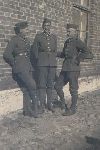 Ppor. Edward Lankamer (drugi z prawej) w czasie s�u�by w 4 Pu�ku Artylerii Lekkiej w Inowroc�awiu, 1938/1939 r. (fot. ze zb. rodzinnych).