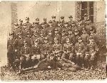 Walenty Stra� (stoi w drugim rz�dzie od g�ry, drugi z lewej strony) w�r�d �o�nierzy 17 pu�ku artylerii lekkiej (fot. ze zb. rodzinnych).