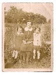 Marianna, wdowa po poleg�ym Walentym PO�PIECHU, z jego c�rkami: Janin� (z lewej) i Zofi� (z prawej). Branica, okres okupacji hitlerowskiej (fot. ze zb. rodzinnych).