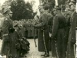 Ppor. Wiktor Ziemi�ski (drugi z lewej) podczas promocji w Szkole Podchora�ych dla Podoficer�w w Bydgoszczy w 1938 r. (fot. ze zb. rodzinnnych).