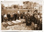 Fotografia archiwalna z miejsca ekshumacji w miejscowo�ci Osiek (2-7 czerwca 1940 r.). W�r�d ekshumowanych �o�nierzy trumna z cia�em kaprala Jana Kurenia - posiada nr 101. Fotografia ze zbior�w rodzinnych (z Osieka).
