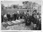 Fotografia archiwalna z miejsca ekshumacji z miejscowo�ci Osiek, 2-7 czerwiec 1940r. W�r�d ekshumowanych �o�nierzy trumna z cia�em strzelca(?) Wypiera�y – nr 100. Trumna z napisem 102 - z cia�em nieznanego �o�nierza. - (na zdj�ciu). Fotografia ze zbior�w rodzinnych(z Osieka).