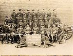 Roman Schmidt (stoi za dow�dztwem, drugi z lewej) w�r�d uczestnik�w kursu Szko�y Podoficerskiej 11 Dywizjonu Artylerii Konnej w Bydgoszczy, 1934-1935 r. (fot. ze zb. rodzinnych).