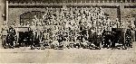 Roman Schmidt (stoi za dow�dztwem, 11. z prawej) w�r�d �o�nierzy 11 dywizjonu artylerii konnej w Bydgoszczy, lata 30. XX w. (fot. ze zb. rodzinnych).
