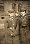 Roman Schmidt (z ty�u) w�r�d �o�nierzy 11 dywizjonu artylerii konnej w koszarach przy ul. Artyleryjskiej w Bydgoszczy, lata 30. XX w. (fot. ze zb. rodzinnych).