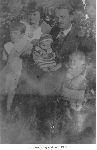 Pleszew (?), 1934 r. Konrad �migielski z �on� Anastazj� i dzie�mi: Stanis�awem, Iren� oraz Gieni� (fot. ze zb. rodzinnych).
