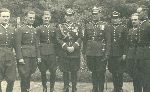 Ppor. Jan Przedlacki (trzeci z lewej) w towarzystwie gen. bryg. W�odzimierza Maxymowicz-Raczy�skiego (czwarty z lewej), pp�k. Franciszka Sudo�a (czwarty z prawej) i por. Jana Wi�niewskiego (trzeci z prawej) oraz ppor. Zbigniewa Maksymiliana Czerniaka (pierwszy z lewej), ppor. Franciszka Walewskiego (drugi z lewej), ppor. Henryka Karasiewicza (drugi z prawej) i ppor. Mieczys�awa Nejmana (pierwszy z prawej) w trakcie XII Promocji Szko�y Podchor��ych Piechoty w Komorowie k. Ostrowi Mazowieckiej, 1935 r. (fot. ze zb. Mariana Ropejki).