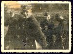 "To zdj�cie, jak dobrze pami�tam, zosta�o przys�ane po wojnie, prawdopodobnie przez kt�rego� z koleg�w. Zosta�o zrobione podczas �wicze� wojskowych kilka miesi�cy przed wybuchem wojny. Iksem zaznaczony Stanis�aw. Nast�pny plik jpg, to rewers tego zdj�cia" (W�odzimierz, bratanek pochowanego).