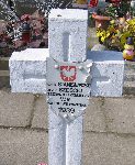 J�zef Stanis�awski upami�tniony (jako Stanis�awski, bez imienia) na imiennej tabliczce epitafijnej na jednej z mogi� zbiorowych kwatery wojennej na cmentarzu parafialnym w Sochaczewie, ul. Traugutta. Stan z dn. 3 kwietnia 2005 r. (fot. Marcin Prengowski).