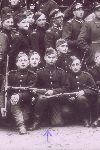 Strz. Alojzy Ro�ek (oznaczony strza�k�) - kadr z fotografii zbiorowej 4 kompanii 69 pu�ku piechoty (archiwum rodzinne).