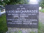 Tablica po�wi�cona pami�ci kpt. dypl. �ado Macharadze, mogi�a zbiorowa w G�ownie. Stan z dn. 06. 08. 2012 r. (fot. B�a�ej Kucharski).