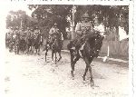 Tadeusz J�zef �ossowski (na czele kolumny) jako �o�nierz Wojska Polskiego, 1939 r. (fot. ze zb. rodzinnych).