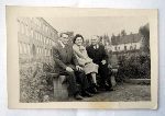 Wac�aw Bartosiak (z prawej) w towarzystwie bratanicy Teresy Krystyny i jej m�a Zygmunta Stanis�awa Wilka, okres powojenny (fot. ze zb. rodzinnych Romana Wilka).
