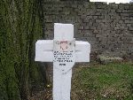 Por. Wac�aw Kleck upami�tniony (jako Wac�aw Klecki) na imiennej tabliczce epitafijnej na jednej z mogi� zbiorowych cmentarza wojennego w Sochaczewie - Trojanowie, Al. 600-lecia. Stan z dn. 15 stycznia 2005 r. (fot. Marcin Prengowski).