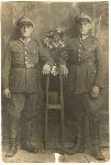 U�. Antoni Kaczmarek (z lewej) w trakcie odbywania zasadniczej s�u�by wojskowej w 26 pu�ku u�an�w w Baranowiczach, przed 1939 r. (fot. ze zb. rodzinnych).