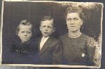 Wiktoria W�c�a� (�ona poleg�ego Franciszka) wraz z synem J�zefem i c�rk� Janin� (fot. ze zb. rodzinnnych).