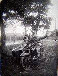 Wac�aw Miko�ajczyk na motocyklu.