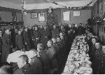 Mjr Alfred Konkiewicz (z lewej strony choinki, w okularach) podczas wigilii zorganizowanej w grudniu 1927 r. w �wietlicy 6 kompanii 20 pu�ku piechoty w Krakowie. Wsr�d zebranych na uroczysto�ci stoj� m.in. gen. M. Smorawi�ski (przed choink�, z w�sem, z czapk� w r�ku) oraz p�k St. Kruk-Schuster (przed choink�, z szabl� u boku (fot. ze zb. Narodowego Archiwum Cyfrowego, sygn. 1-W-1194-1).