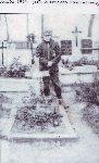 Wnuk Tomasz przy pierwszym grobie Antoniego Ko�cielnego na cmentarzu parafialnym w Oporowie. Rok 1993 (archiwum rodzinne).