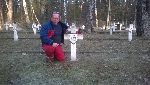 "Nareszcie jestem, bardzo d�ugo czeka�em na ten moment" - Przemys�aw Hakowski przy mogile swojego dziadka Leona Grabskiego na cmentarzu wojennym w Granicy, dn. 13 grudnia 2016 r. (fot. ze zb. rodzinnych).