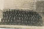 W�adys�aw Dziennik (dziewi�ty z lewej w drugim rz�dzie od g�ry?) w�r�d kadry oficerskiej i s�uchaczy szko�y podoficerskiej 76 pu�ku piechoty w Grodnie, Grodno, 15 lutego 1938 r. (fot. ze zb. rodzinnych).