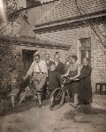 Czes�aw Bry�ski (drugi od lewej, w bia�ej koszuli) przed domem rodzinnym w Kokaninie (fotografia z archiwum rodzinnego Ewy i Stanis�awa Bry�skich).
