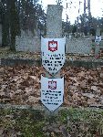Leon Kaczmarek upami�tniony na imiennej tabliczce epitafijnej na jednej z mogi� zbiorowych cmentarza wojennego w Laskach. Stan z dn. 4 grudnia 2011 r. (fot. Marcin Prengowski).
