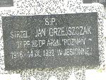 Jan Grzejszczak upami�tniony na imiennej tabliczce epitafijnej na jednej z mogi� zbiorowych kwatery wojennej na cmentarzu parafialnym w Bolimowie. Stan z dn. 11 listopada 2011 r. (fot. Wies�aw Paluchowski).