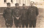 Mjr Bronis�aw Rafa� Stanaszek (pierwszy z prawej) wraz z innymi oficerami Wojska Polskiego w niewoli niemieckiej (fot. NN; ze zb. rodzinnych wnuka Roberta Rzymka).