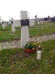 Krzy� w prawdopodobnym miejscu pochowania ojca. Jedyna tabliczka ppor. nieznany na ca�ym cmentarzu.
